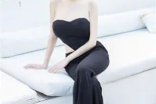 女星超大牌排场惹热议与男助理亲密举动引全网吵翻
