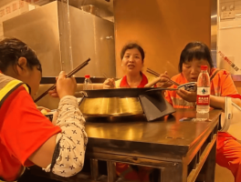 花五百请环卫工阿姨代言烤鱼店视频爆火看哭网友实现三赢局面